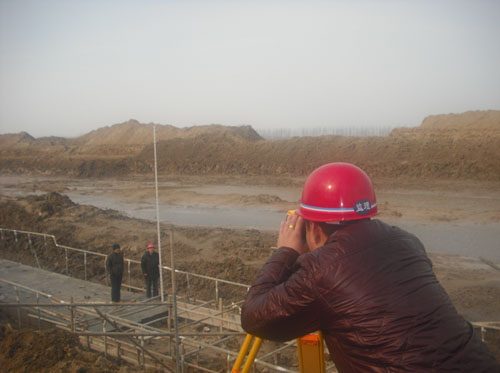 ����1��Сľ׮���������װ�ʩ��